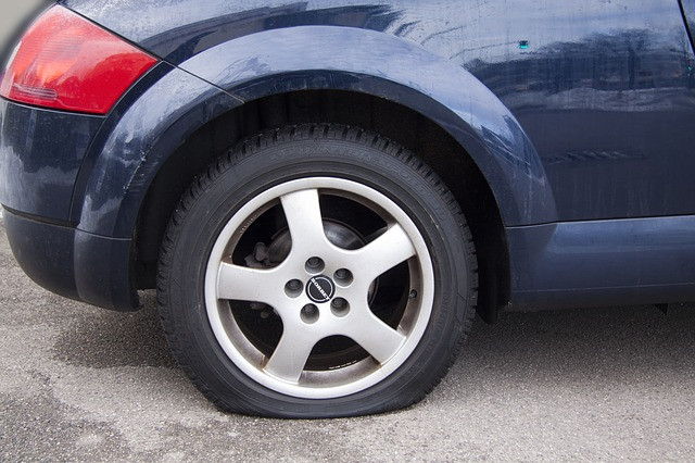 Co se zničenou pneumatikou, když potkáte výmol na cestě? Asistence pomůže...